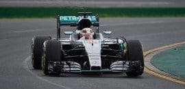 Hamilton começa o ano liderando primeiro treino livre