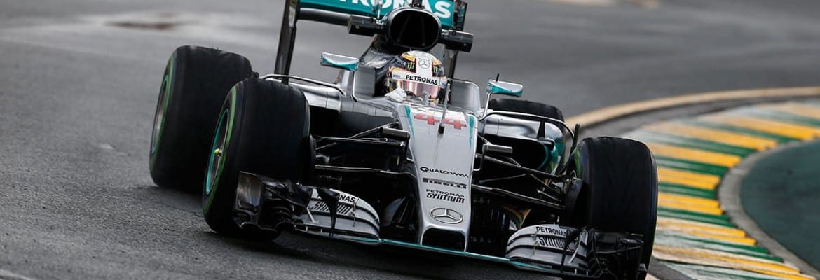 Com pista molhada, Hamilton lidera sexta-feira na Austrália