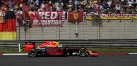 Daniel Ricciardo lamenta furo no pneu enquanto liderava