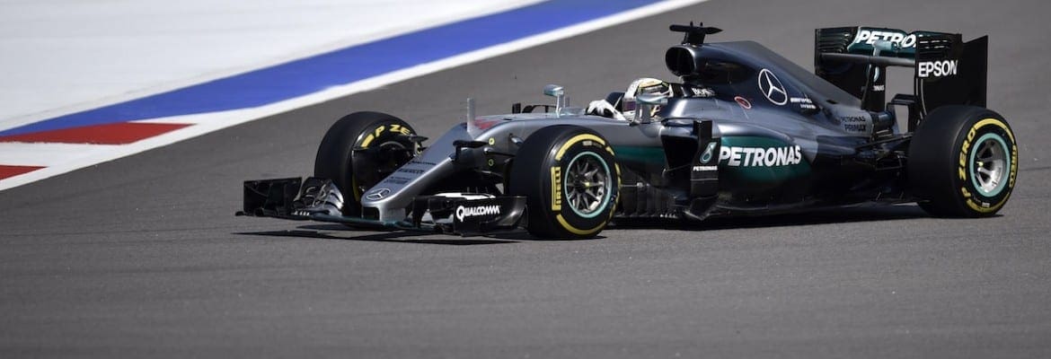 Com melhor volta, Hamilton domina primeiro dia de treinos na Rússia