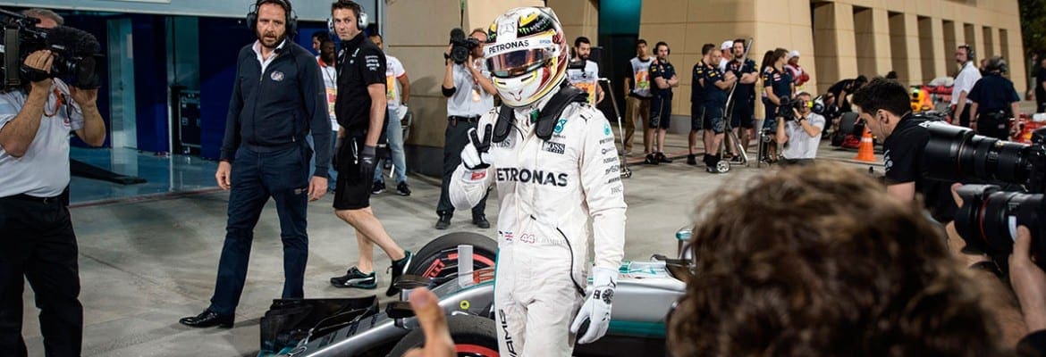 Hamilton comemora pole, mas não esconde preocupação com largada da Ferrari