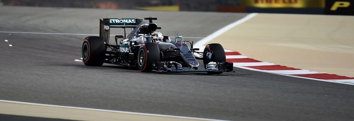 Hamilton mantém a pole, mas recebe advertência