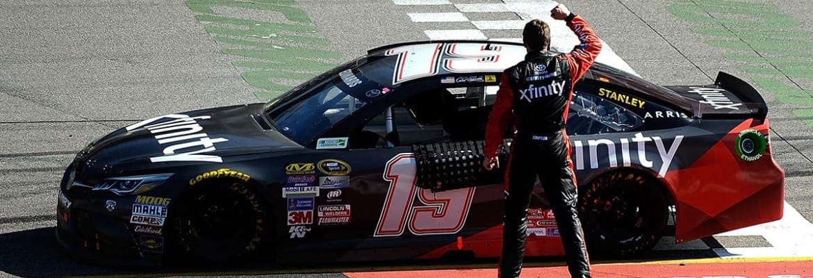 Carl Edwards vence mais uma em Richmond
