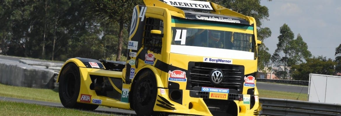 Felipe Giaffone na frente. Truck define pole no sábado