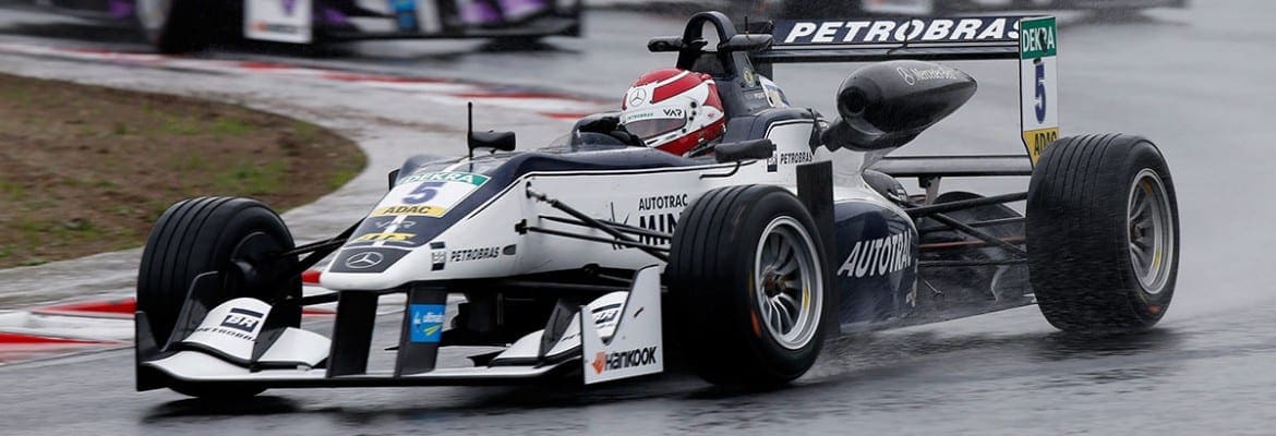 Na chuva, Pedro Piquet escala o pelotão e conquista primeiros pontos