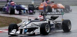 Na chuva, Pedro Piquet escala o pelotão e conquista primeiros pontos