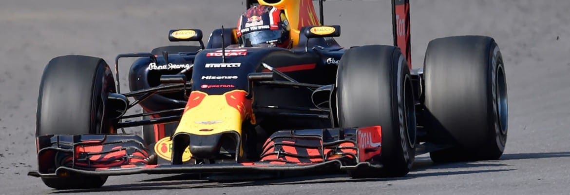 Kvyat pede desculpas a Vettel por toque na primeira volta