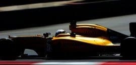 Kevin Magnussen é punido por toque em seu companheiro de equipe