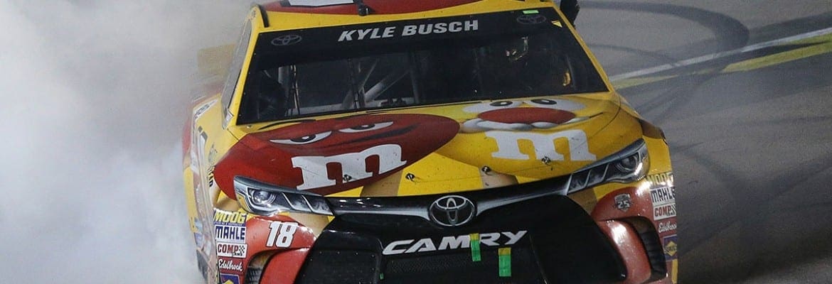 Kyle Busch vence pela primeira vez no Kansas