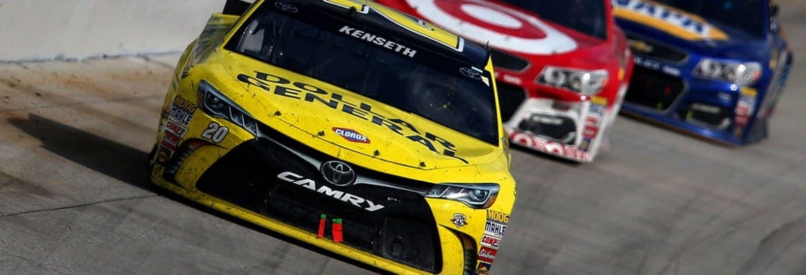 Matt Kenseth segura Larson e Elliott para vencer em Dover