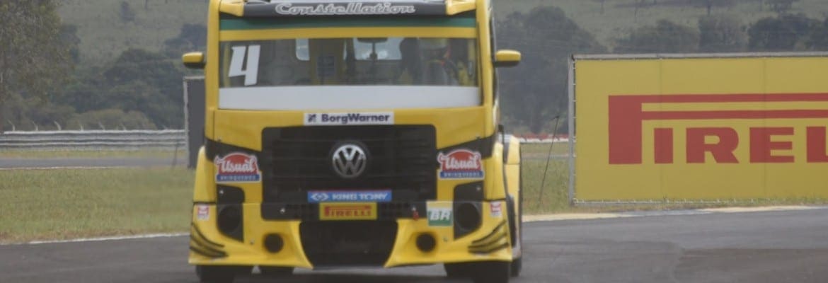 Felipe Giaffone na frente da Truck na sexta-feira 13