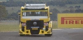 Felipe Giaffone na frente da Truck na sexta-feira 13