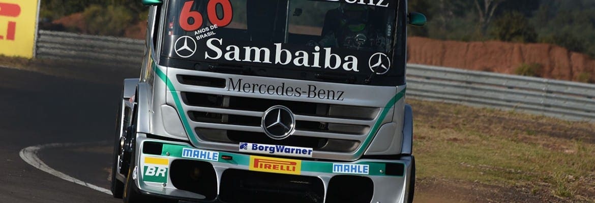 Cirino na frente do warm up da Truck em Campo Grande