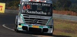 Cirino na frente do warm up da Truck em Campo Grande