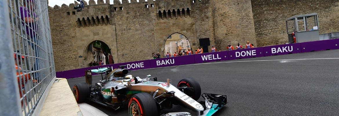 Na estreia de Baku, Hamilton é o mais rápido