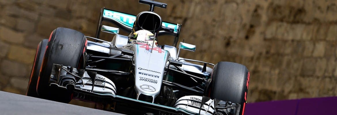 Hamilton mantém o ritmo e fecha a sexta-feira na frente