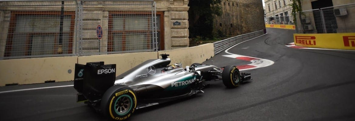 Lewis Hamilton comemora dia perfeito em Baku