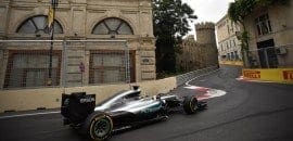 Lewis Hamilton comemora dia perfeito em Baku