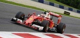 No pódio, Raikkonen não fica muito satisfeito com o 3º lugar