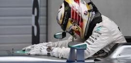 Hamilton vence na última volta após toque com Rosberg