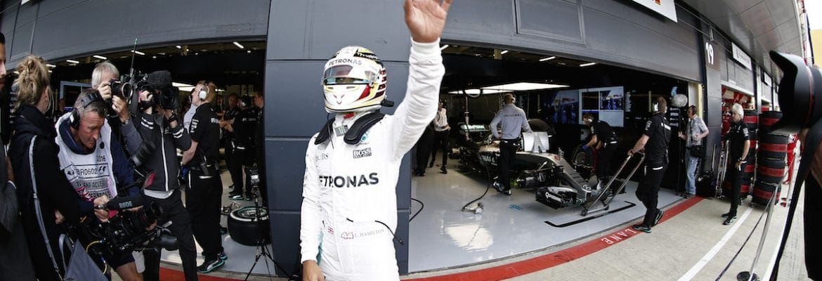 Hamilton mantém o domínio absoluto e larga na frente no quintal de casa