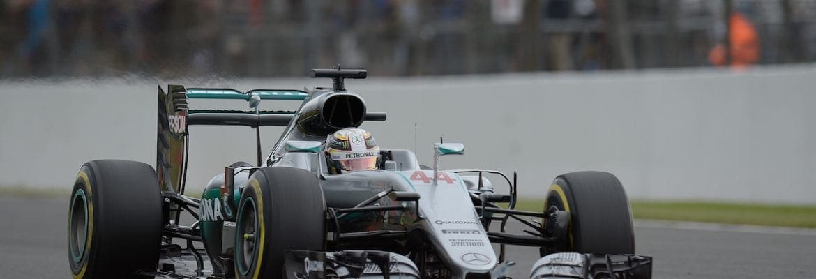 Em uma sessão conturbada, Hamilton segue na frente em Silverstone