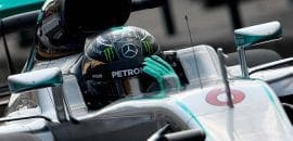 Mercedes altera costura das luvas para melhorar largadas de seus pilotos