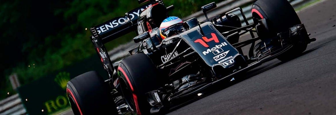 Alonso comemora ter as duas McLaren no Q3 Alonso comemora ter as duas McLaren no Q3