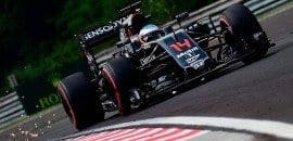 Alonso comemora ter as duas McLaren no Q3