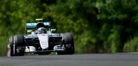 Em treino caótico, Rosberg se aproveita e larga na frente