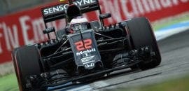 Pedaço de carvão pode ter arranhado olho de Button