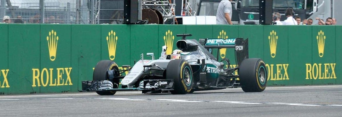 Hamilton vence na casa do seu rival e aumenta sua vantagem