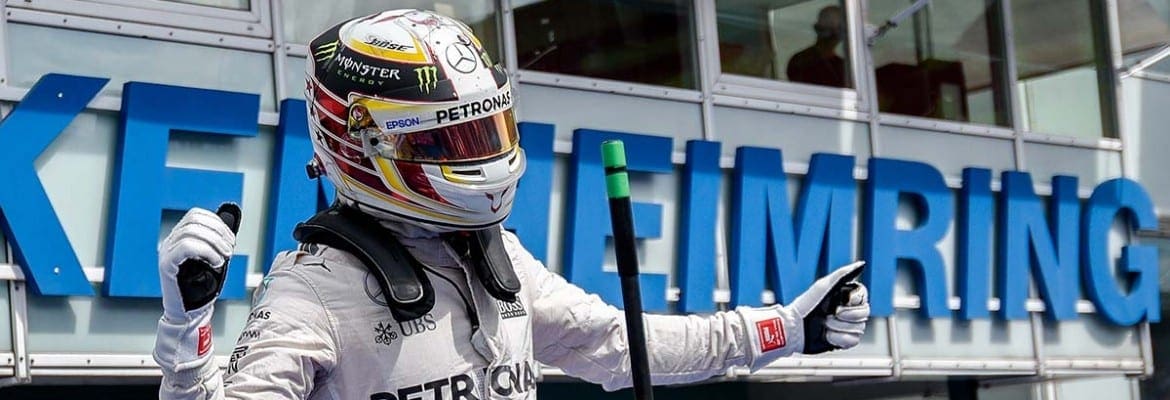 Lewis Hamilton comemora vitória na casa da Mercedes