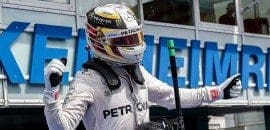 Lewis Hamilton comemora vitória na casa da Mercedes