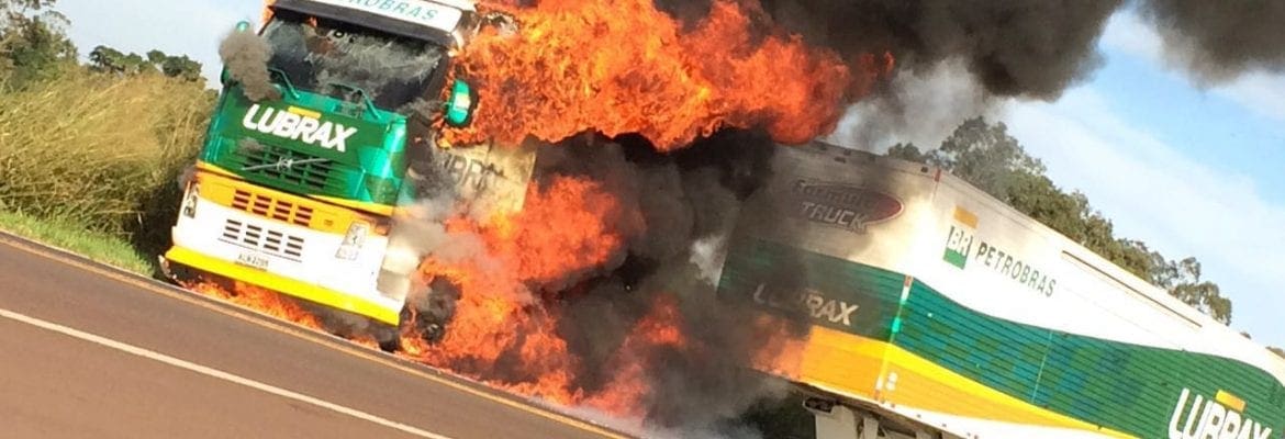 Incêndio destrói caminhão que faz show na Fórmula Truck