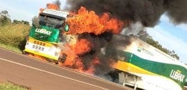 Incêndio destrói caminhão que faz show na Fórmula Truck