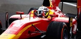 Jordan King segura Luca Ghiotto para vencer em casa