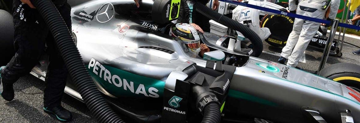 Lewis Hamilton perplexo com a sua largada ruim