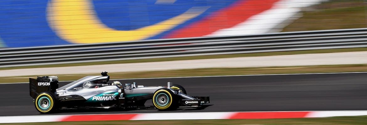 Sexta-feira é marcada por incêndio nos boxes e Mercedes na frente na Malásia