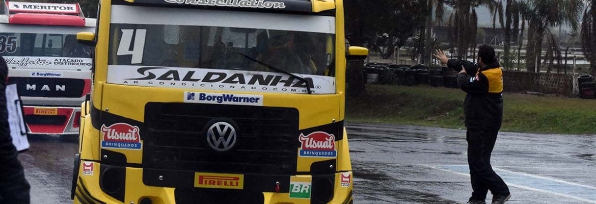 Felipe Giaffone larga na pole da Truck em Tarumã