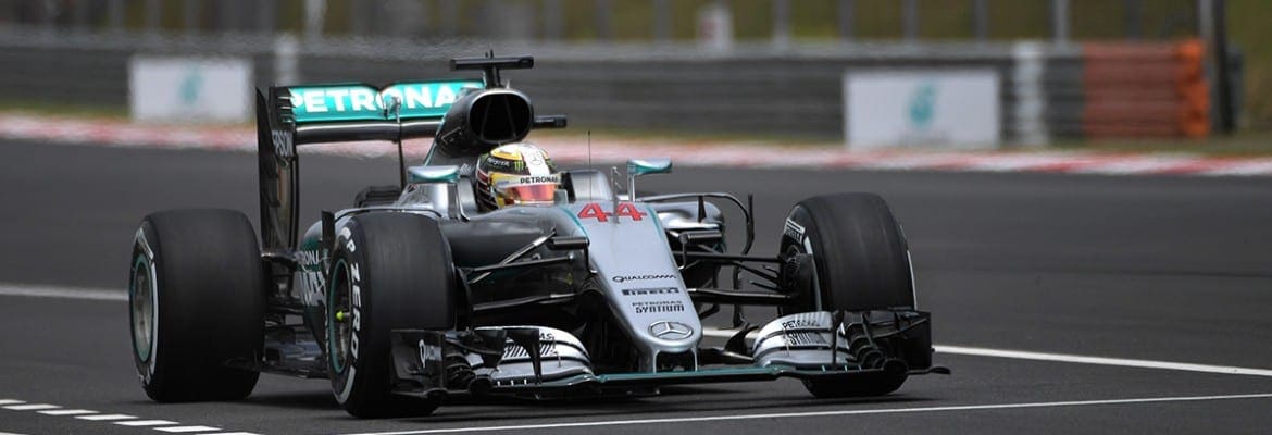 Hamilton volta a liderar no último treino livre em Sepang