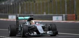 Hamilton volta a liderar no último treino livre em Sepang