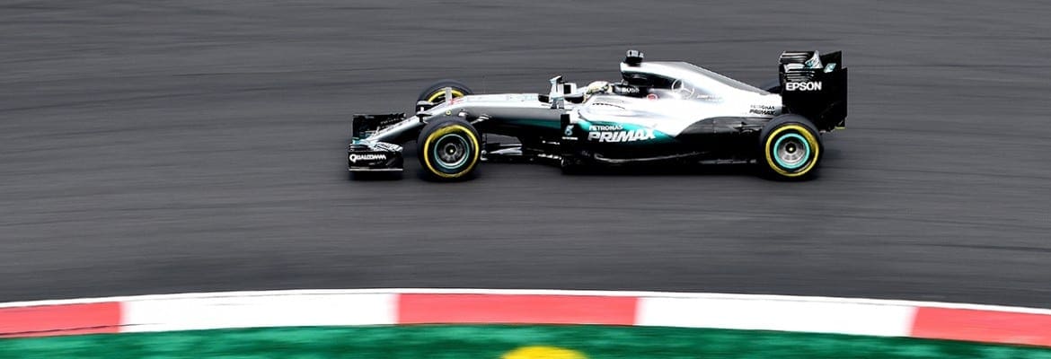 Hamilton reina, quebra recorde e larga na frente na Malásia