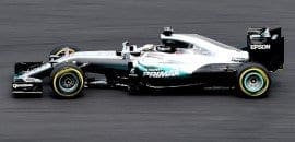 Hamilton reina, quebra recorde e larga na frente na Malásia