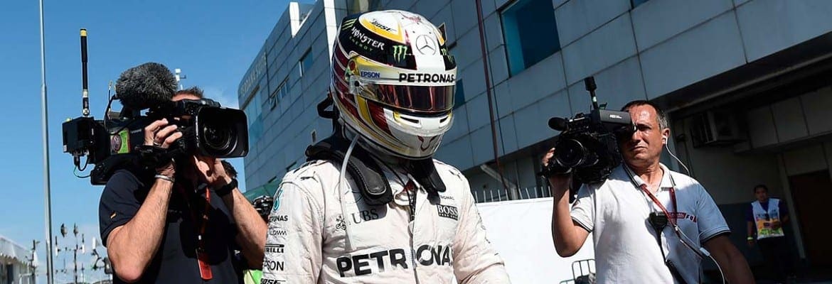 Lewis Hamilton ironiza: “Só os meus motores quebram”