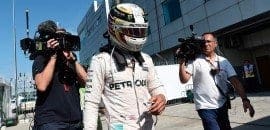 Lewis Hamilton ironiza: “Só os meus motores quebram”