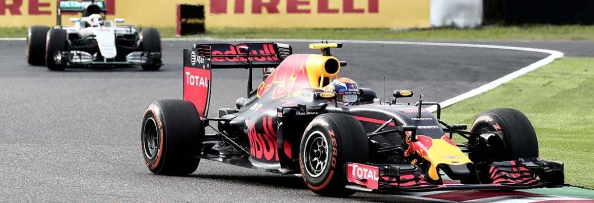 Mercedes protesta por punição a Verstappen, mas depois volta atrás