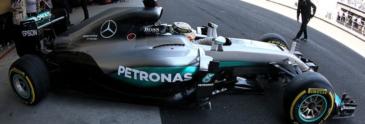 Hamilton comemora fim de semana sólido com pole-position