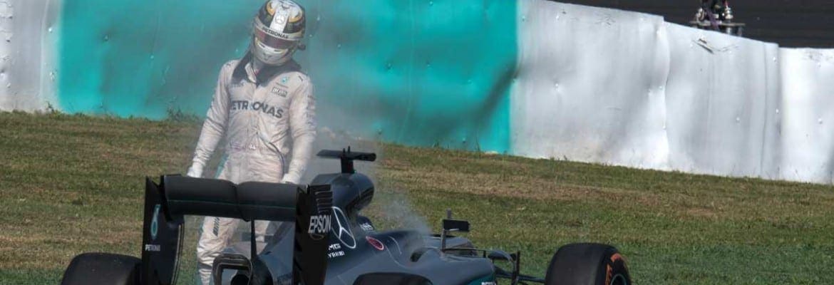 Mercedes identifica falha no motor de Hamilton
