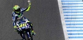 Valentino Rossi faz a pole em Motegi após erros de Márquez